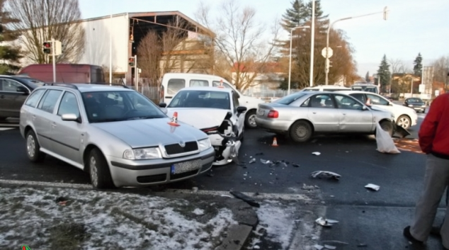 Řidička v Šumperku vjela do křižovatky na červenou
