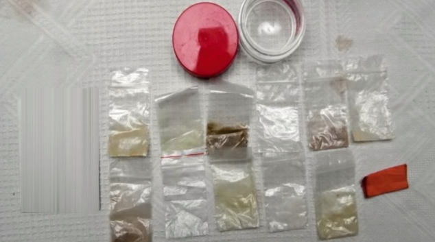 Dealera drog i se zásilkou zadržela zásahovka