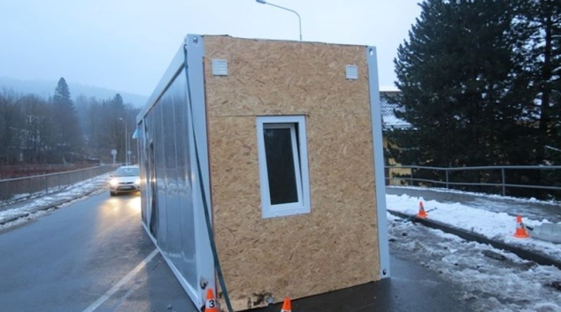 V Jeseníku spadl za jízdy náklad z přívěsu