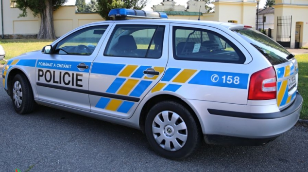 Zloději u hřbitova stačilo k vykradení vozu pár minut