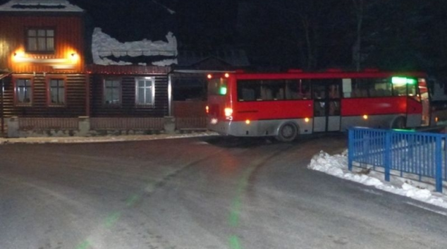 Řidič autobusu na Jesenicku podcenil rychlost