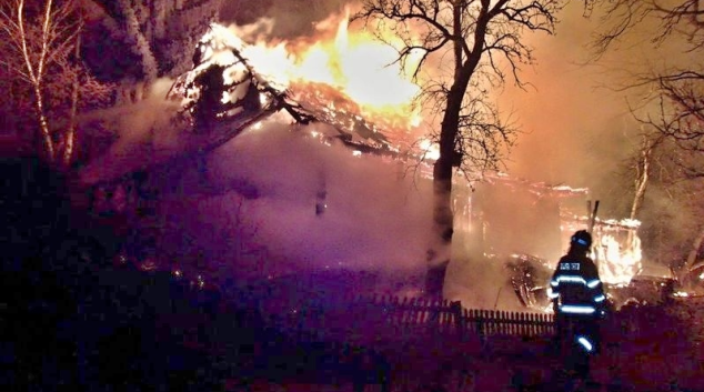 Šest jednotek hasičů likvidovalo noční požár u Jakubovic