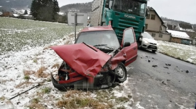 Průjezd zatáčkou v Rudě nad Moravou řidiči nevyšel