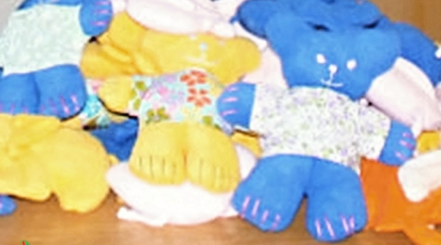Doživotně odsození vězni na Mírově vyrábí hračky pro děti v krizové životní situaci