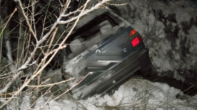 Muž z Libiny nechal havarované auto ve křoví u potoka