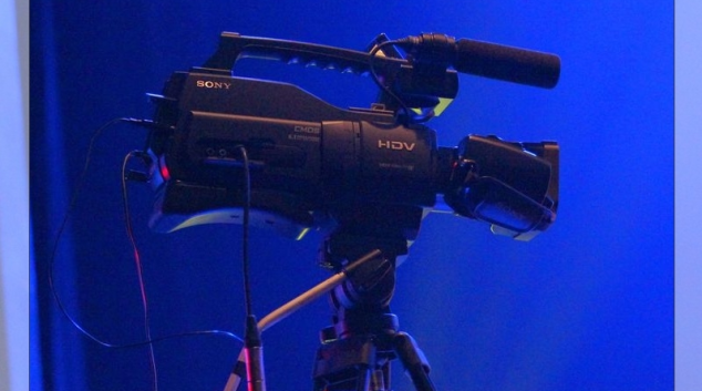 Opoziční politička chystá kameru, chce natáčet