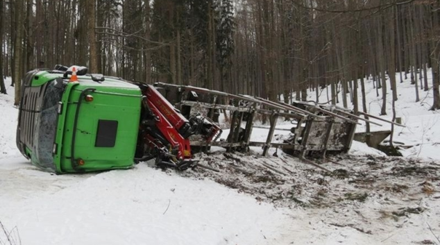 Nákladní vozidlo i s kulatinou se převrátilo na cestě z Bukové hory