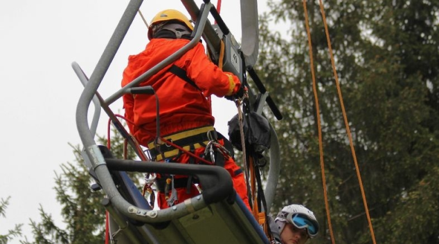 Horská služba pomáhala s evakuací dětí z lanové dráhy