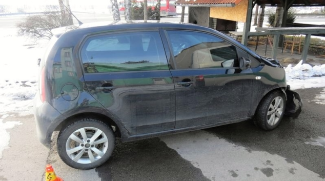 Řidič narazil do billboardu a ujel