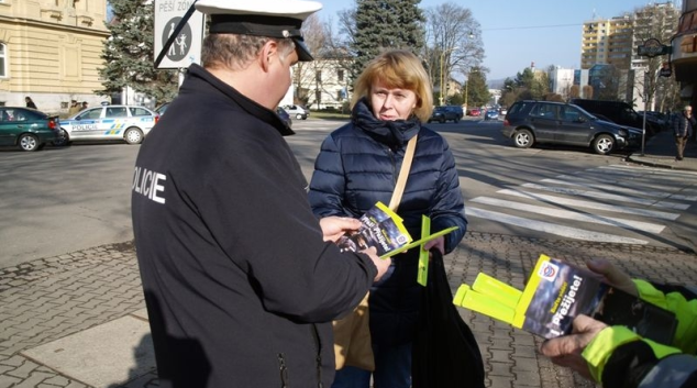 Policie v Šumperku předávala chodcům reflexní pásky