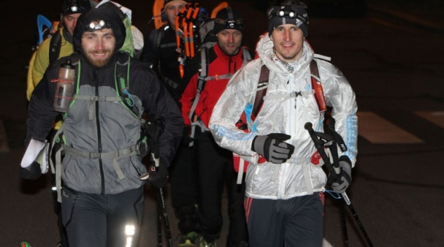 Závodníci extrémní Zimní výzvy mají za sebou první noc