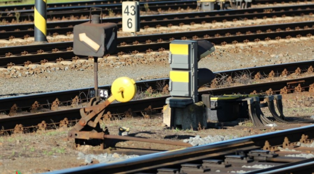 Opilého mladíka, který šel kolem kolejí, zachytil vlak za ruku