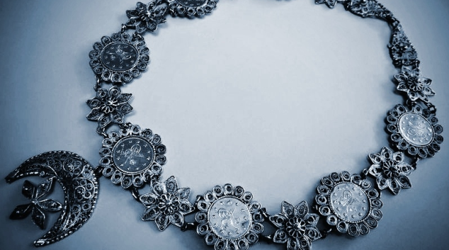 Rozmanitosti šperků se věnuje první samostatná výstava v šumperském muzeu