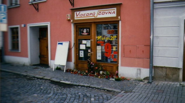 Vrah 10 let uniká spravedlnosti!