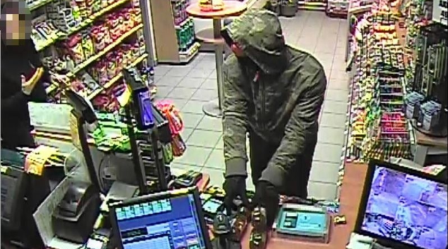 Na snímku je muž, který přepadl benzinovou pumpu v Mohelnici