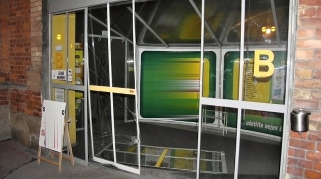 Do prodejny v Olomouci zloděj vjel autem
