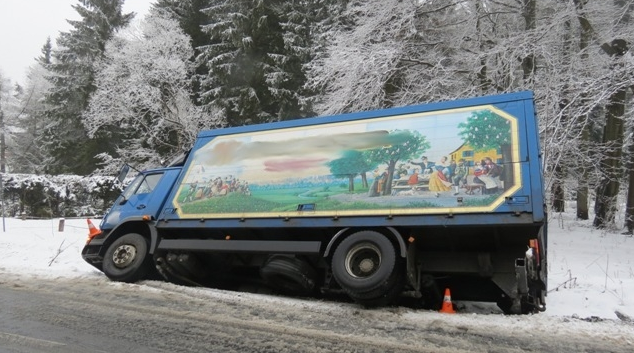 Na Jesenicku se utrhla pod nákladním vozem krajnice