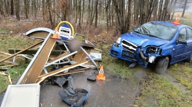 Žena na Jesenicku zdemolovala autobusovou zastávku