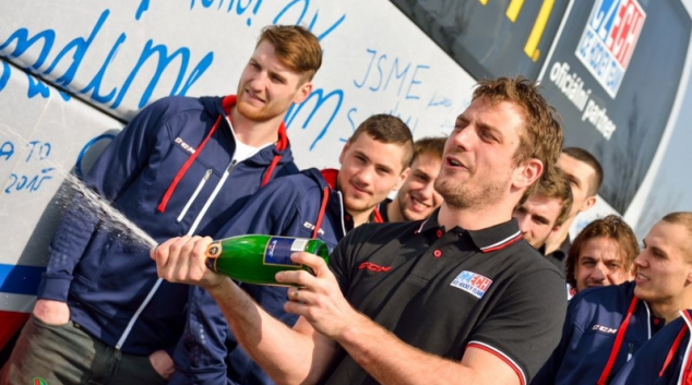 MS v ledním hokeji 2015: Hráči pokřtili autobus