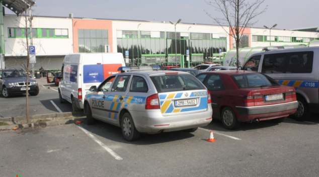 Řidič poškodil policejní vozidlo a odjel