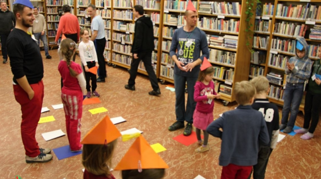 Tátové četli dětem, nechyběli hastrmani ani postavičky z Večerníčků