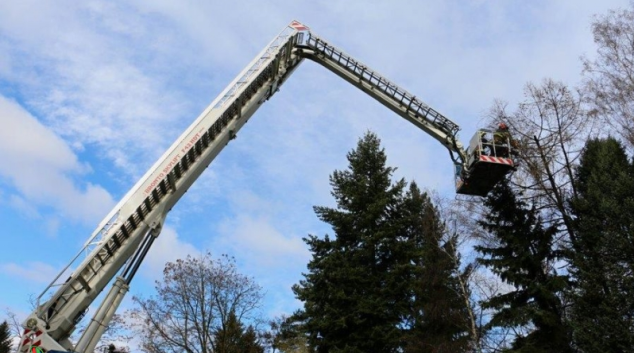 Kvůli silnému větru byly v terénu stovky hasičů
