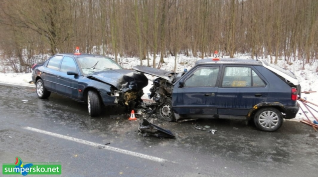Řidič podcenil rychlost a zasněženou silnici