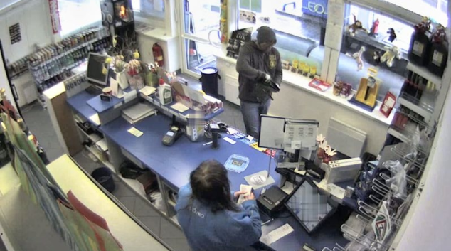 Muž v pravé poledne přepadl s pistolí v ruce benzinku v Olomouci