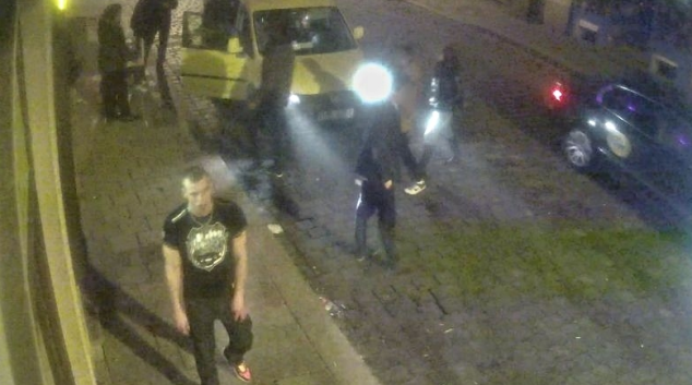 Násilník vyrazil dvěma mužům před vinárnou v Olomouci zuby
