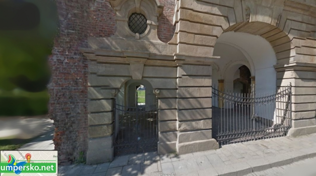 Žena usnula na ulici. Přišla o tisíce