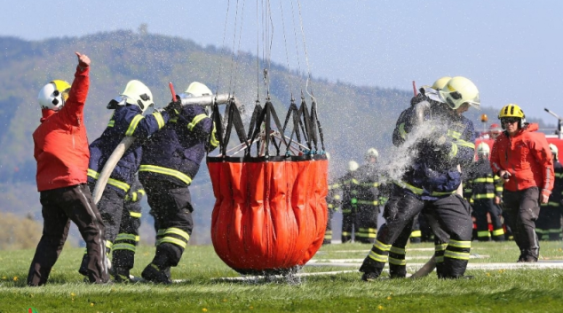 Hasiči Šumperska nacvičovali spolupráci s vrtulníkem