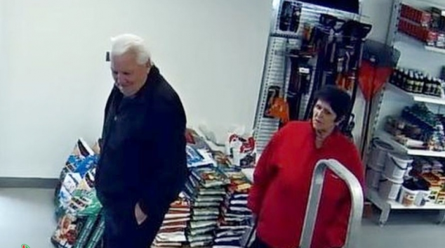 Staršího muže při krádeži v obchodě zachytila kamera