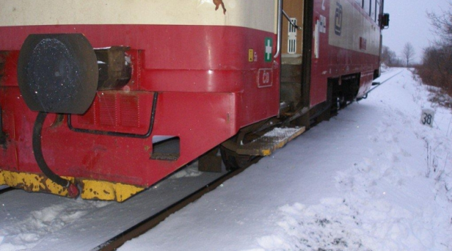 Riskantně si zkracovali cestu přes koleje