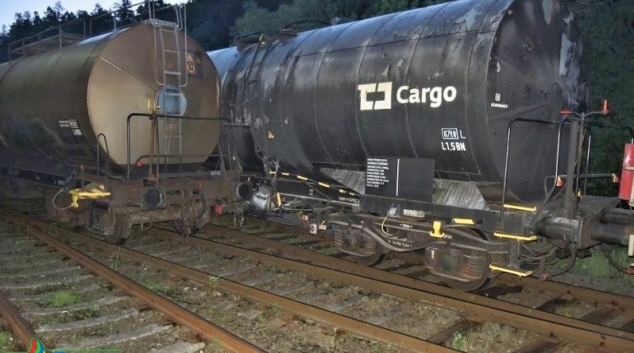 Rozjeté cisterny z vlečky na Šumpersku narazily do stojícího vlaku