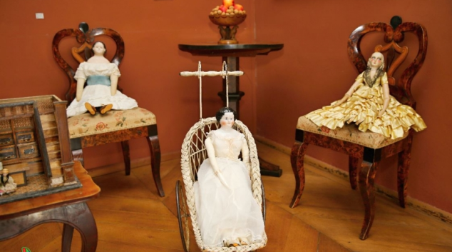 Kastelánka Marcela Tomášková hovoří o výstavě hraček na zámku