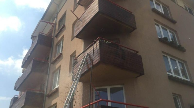 Oheň z hořícího balkonu se do bytu nerozšířil