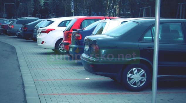 Zaparkoval auto před domem a našel na něm vyrytý kosočtverec