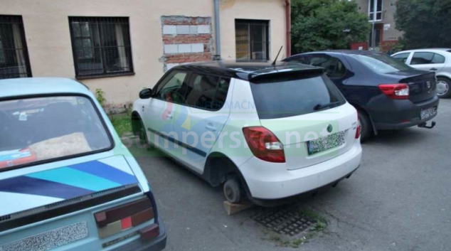 Zloděj v Mohelnici auto podložil špalky