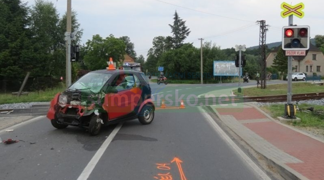 Řidička vjela na koleje pod projíždějící vlak