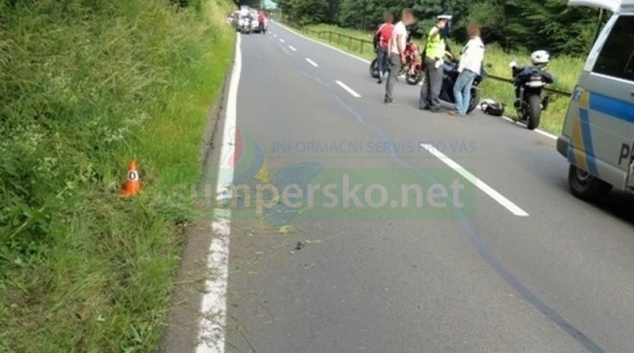Předjíždění motorkářů ve skupině skončilo těžkým zraněním