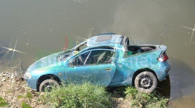 Auto spadlo z osmi metrového srázu do vody