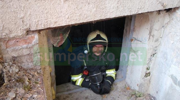 Bleskovka! Ve sklepních prostorách v obci Police hoří a doutná 10 tun uhlí