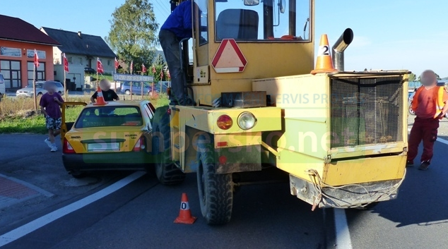 Řidič osobního auta přehlédl, že nakladač odbočuje