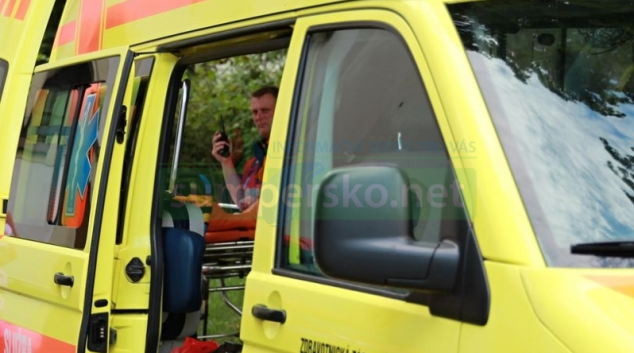 Nezletilý hoch vběhl přímo pod projíždějící auto