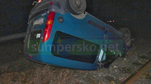 Řidič převrátil vozidlo na střechu a odešel