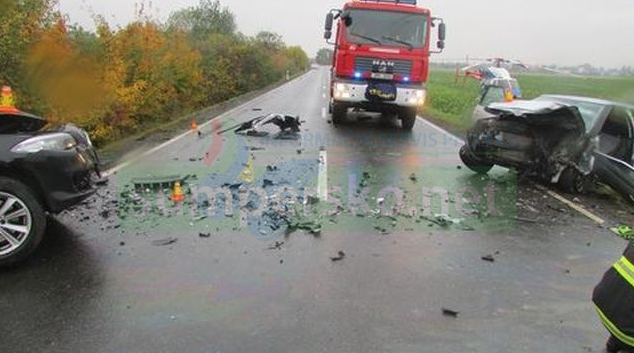 Dvě osobní auta se čelně střetla u Pňovic