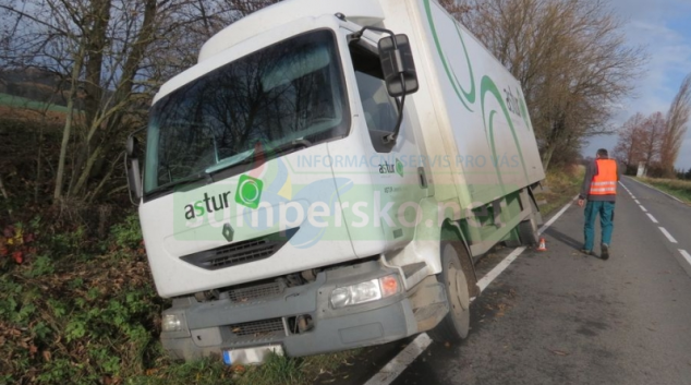 Chvilka nepozornosti přišla řidiče náklaďáku na padesát tisíc