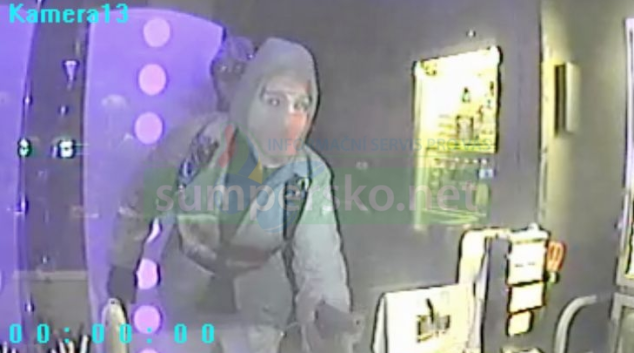 FOTO: Policie zjišťuje totožnost pachatelů, kteří přepadli hernu v Olomouci