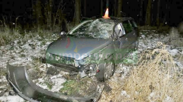 Řidič na Jesenicku se s autem několikrát převrátil přes střechu