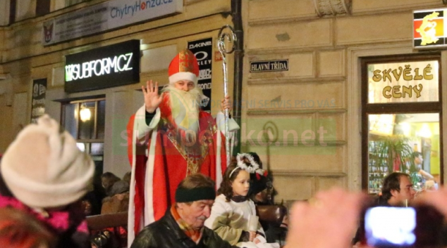 FOTO: Mikuláš se svým průvodem prošel Šumperkem